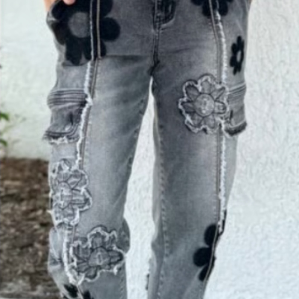 Oli & Hali dark Gray almost black Floral Appliqué Boyfriend Jeans 
Rare